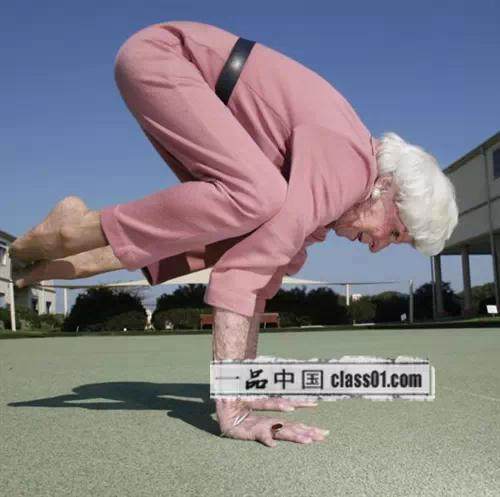 83岁瑜珈老太,身轻如燕带来祖母级的瑜伽真