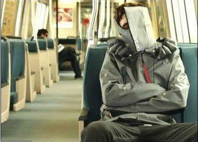 车上睡觉读书可能导致面瘫