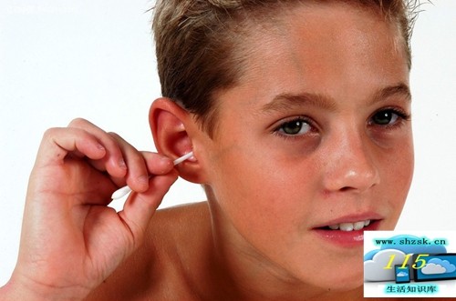 随便掏耳朵容易引起中耳炎导致耳聋