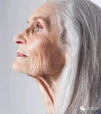 83岁瑜珈老太,身轻如燕带来祖母级的瑜伽真
