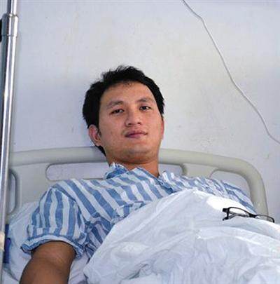 王锡雄医生遇袭后仍感恶心，需住院观察。