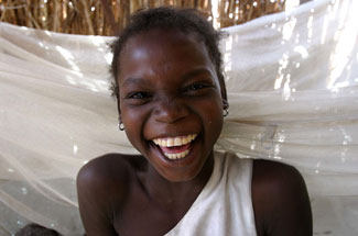 女孩在蚊帐前微笑